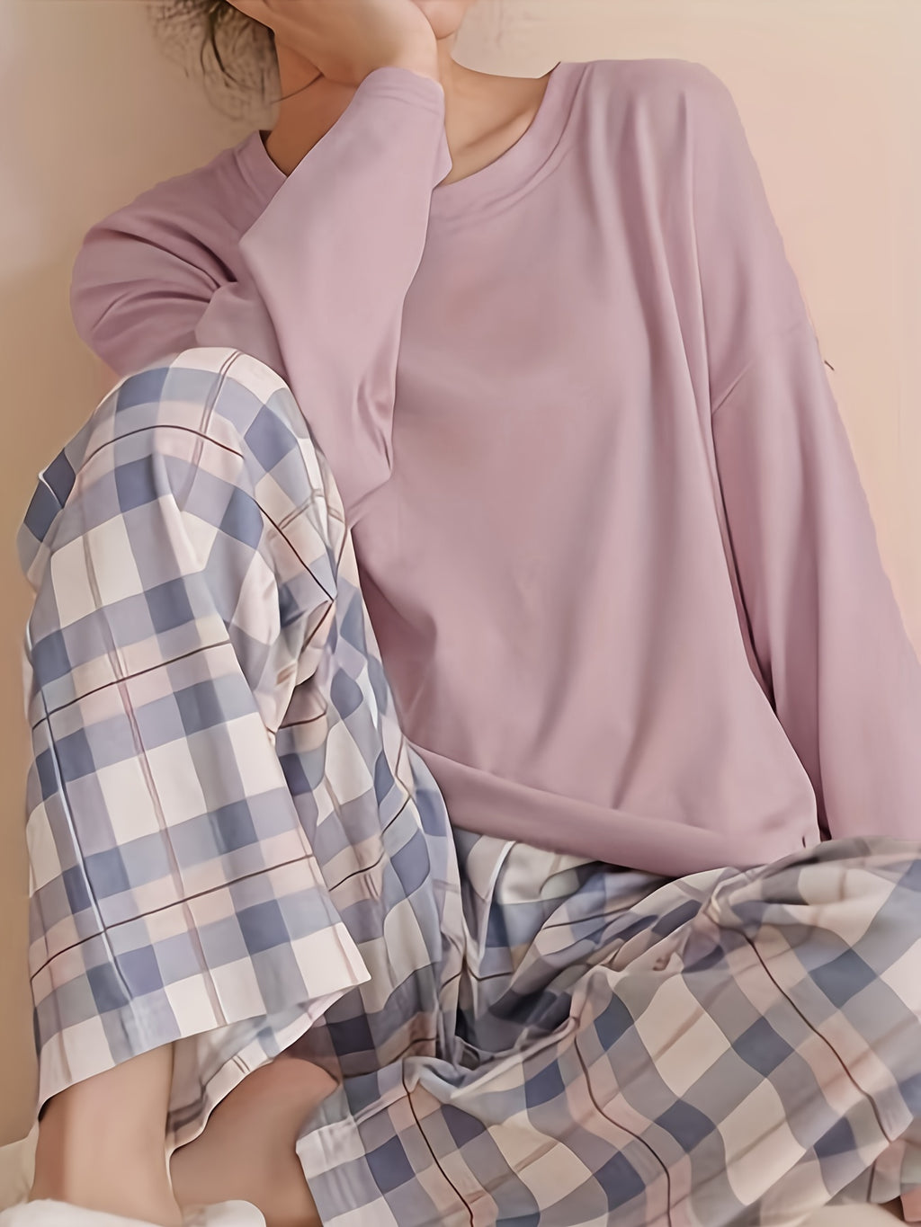 Lang pyjamas med tern – Åndbart nattøj til hyggeaftener