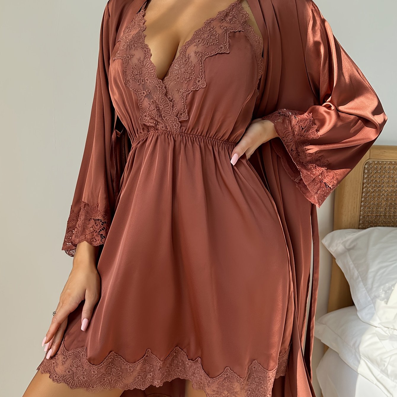 Satin Natkjole med Blonde og Kimono – Elegant Nattøj til Kvinder