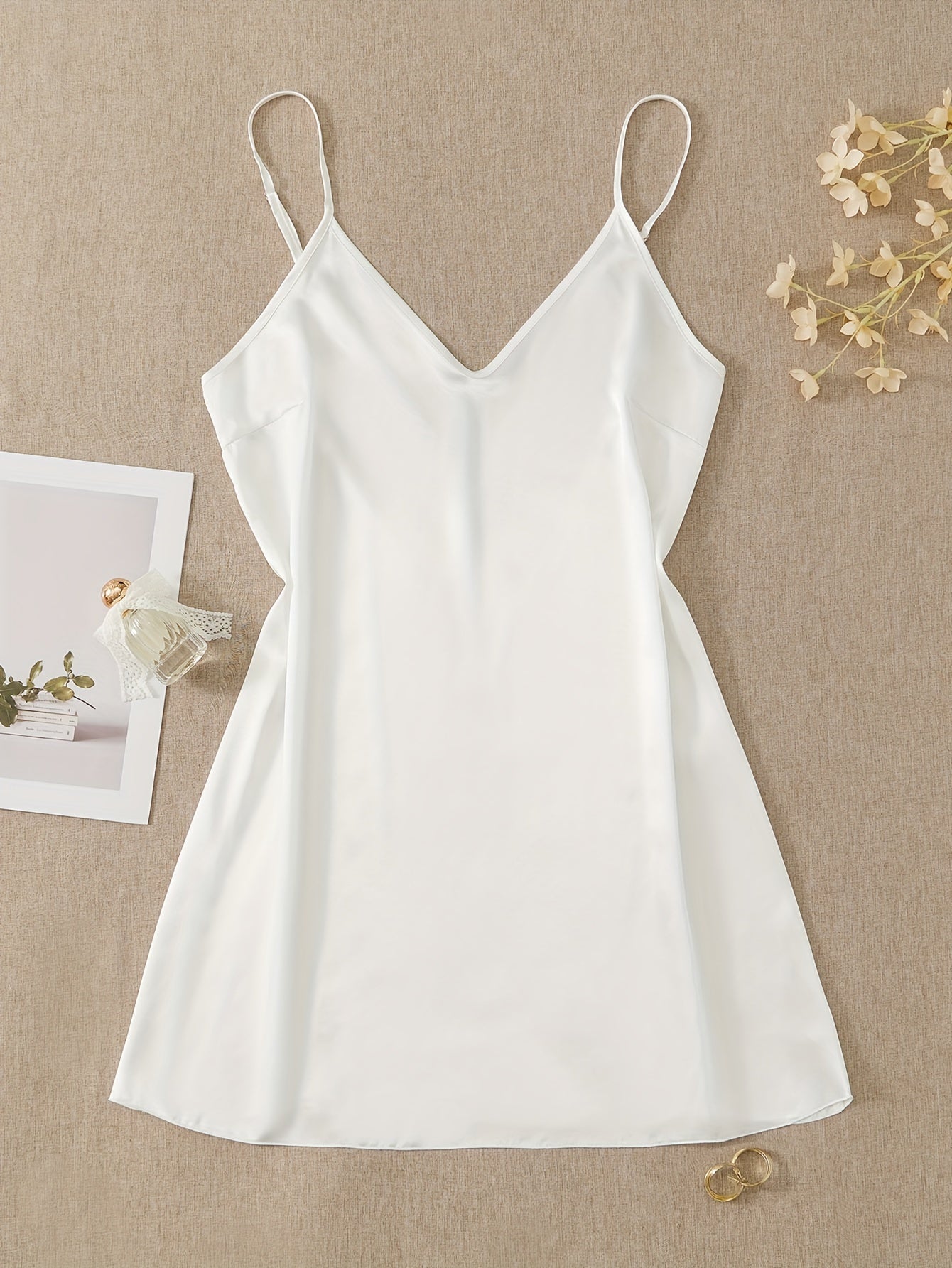 Hvid Natkjole i Satin – Feminin Blonde Rygdetalje