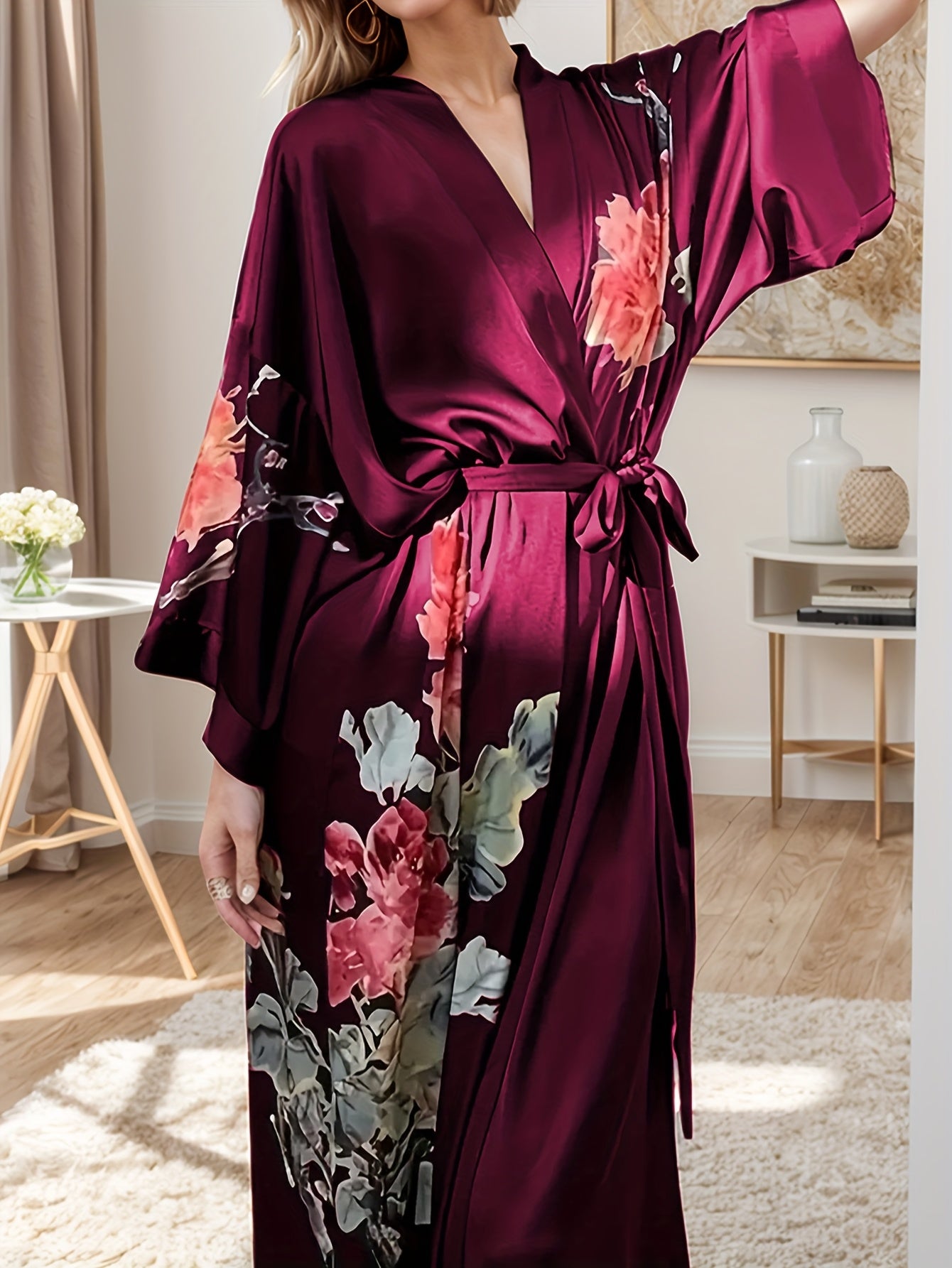 Lang Kimono Badekåbe i Satin – Blomsterprint & Flydende Pasform