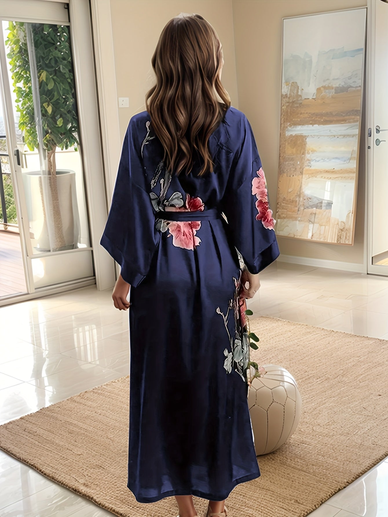 Lang Kimono Badekåbe i Satin – Blomsterprint & Flydende Pasform