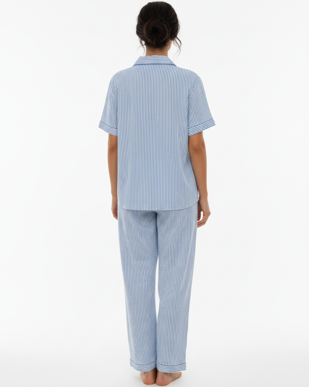 Kvinders lange blå stribede pyjamas