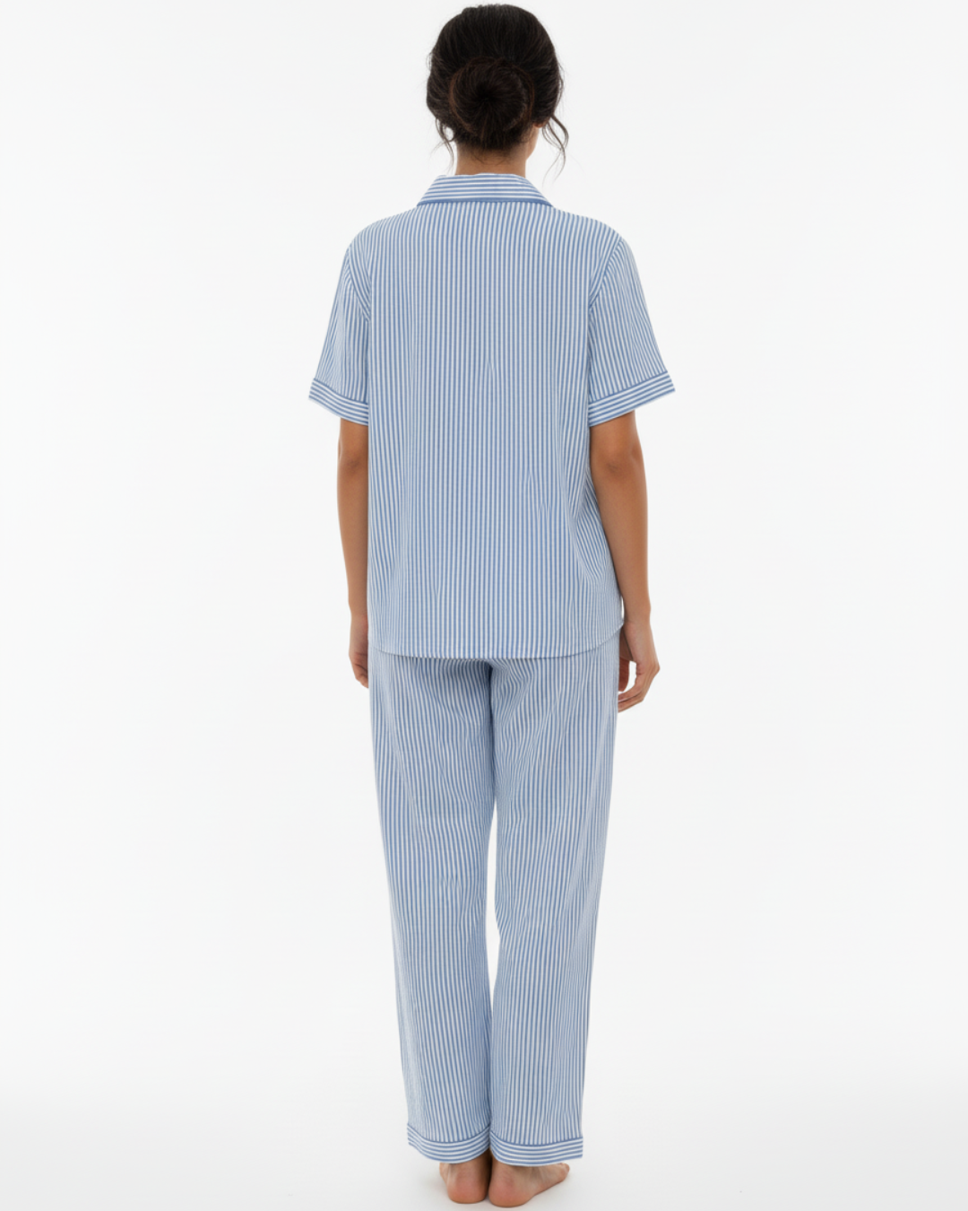 Kvinders lange blå stribede pyjamas