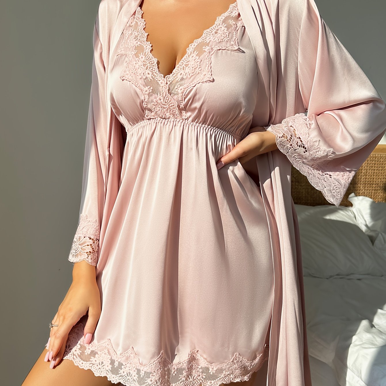 Satin Natkjole med Blonde og Kimono – Elegant Nattøj til Kvinder