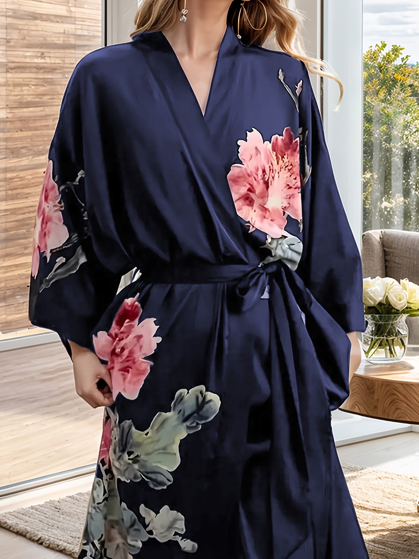 Lang Kimono Badekåbe i Satin – Blomsterprint & Flydende Pasform