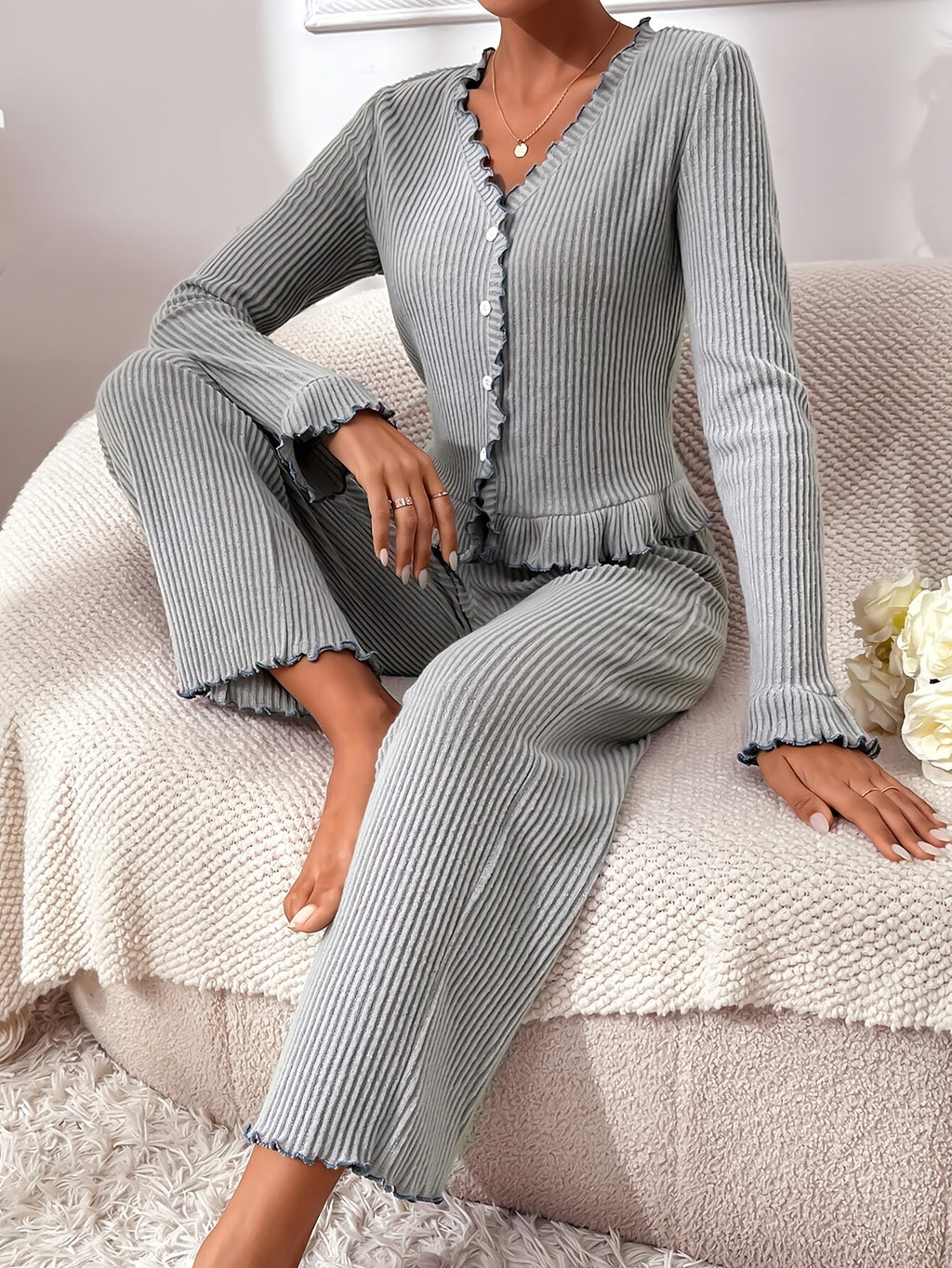Langærmet nattøj kvinder – elegant pyjamasæt med feminin detalje