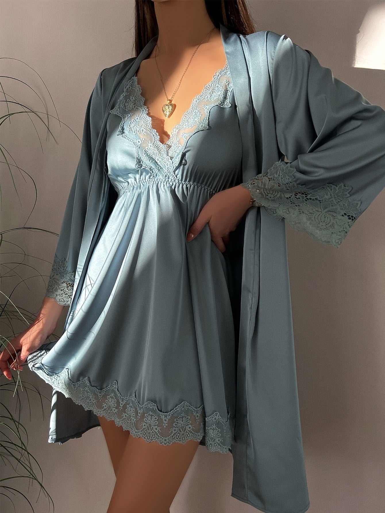 Satin Natkjole med Blonde og Kimono – Elegant Nattøj til Kvinder