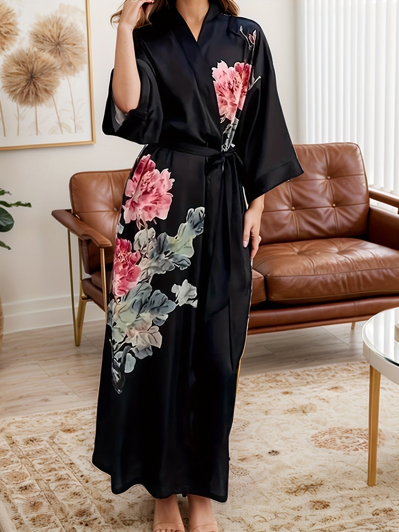 Lang Kimono Badekåbe i Satin – Blomsterprint & Flydende Pasform