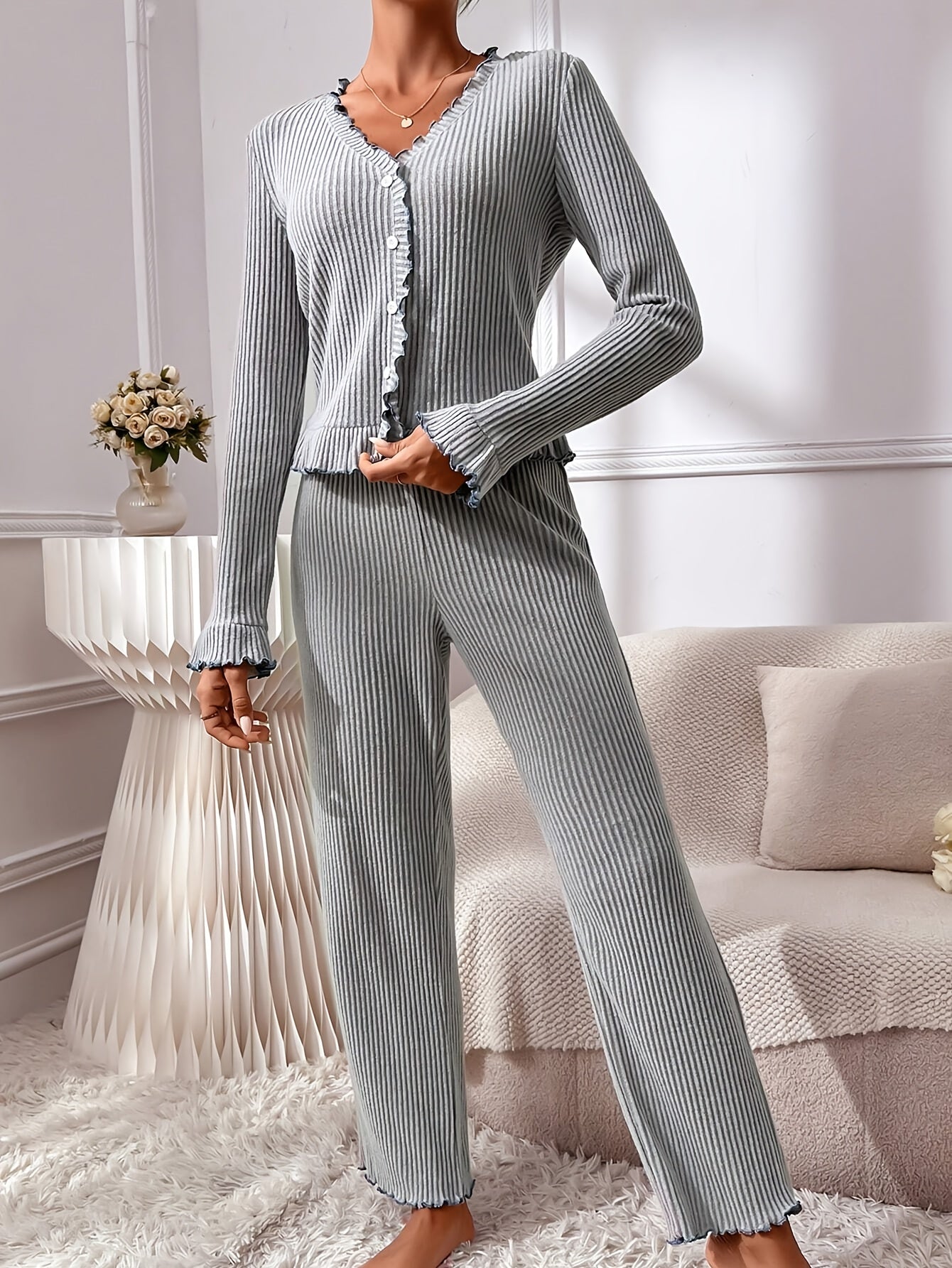 Langærmet nattøj kvinder – elegant pyjamasæt med feminin detalje