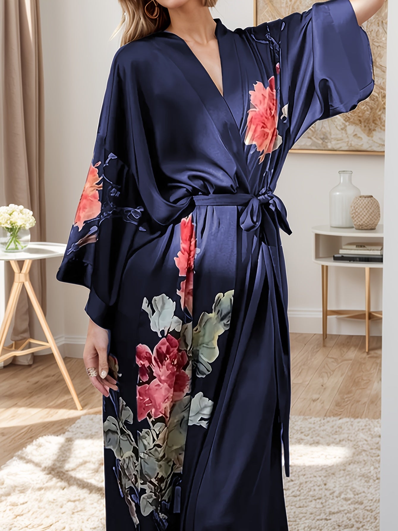 Lang Kimono Badekåbe i Satin – Blomsterprint & Flydende Pasform