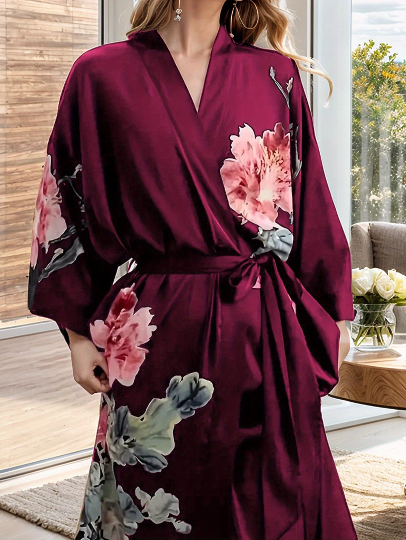 Lang Kimono Badekåbe i Satin – Blomsterprint & Flydende Pasform