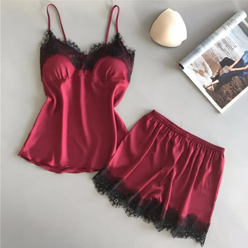 Satin Pyjamasæt til Kvinder – Top med Stropper og Korte Shorts med Blonde