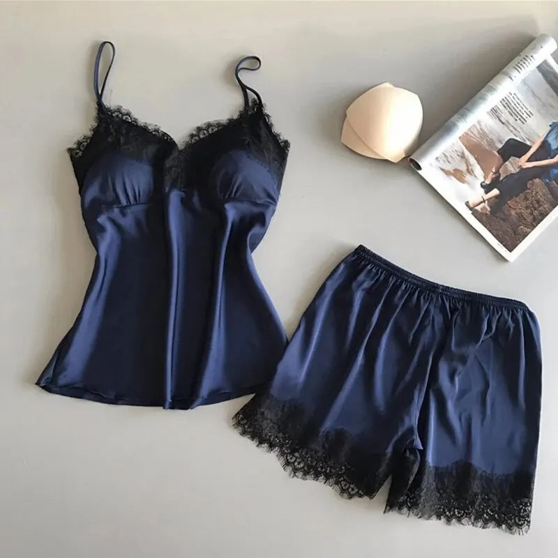 Satin Pyjamasæt til Kvinder – Top med Stropper og Korte Shorts med Blonde