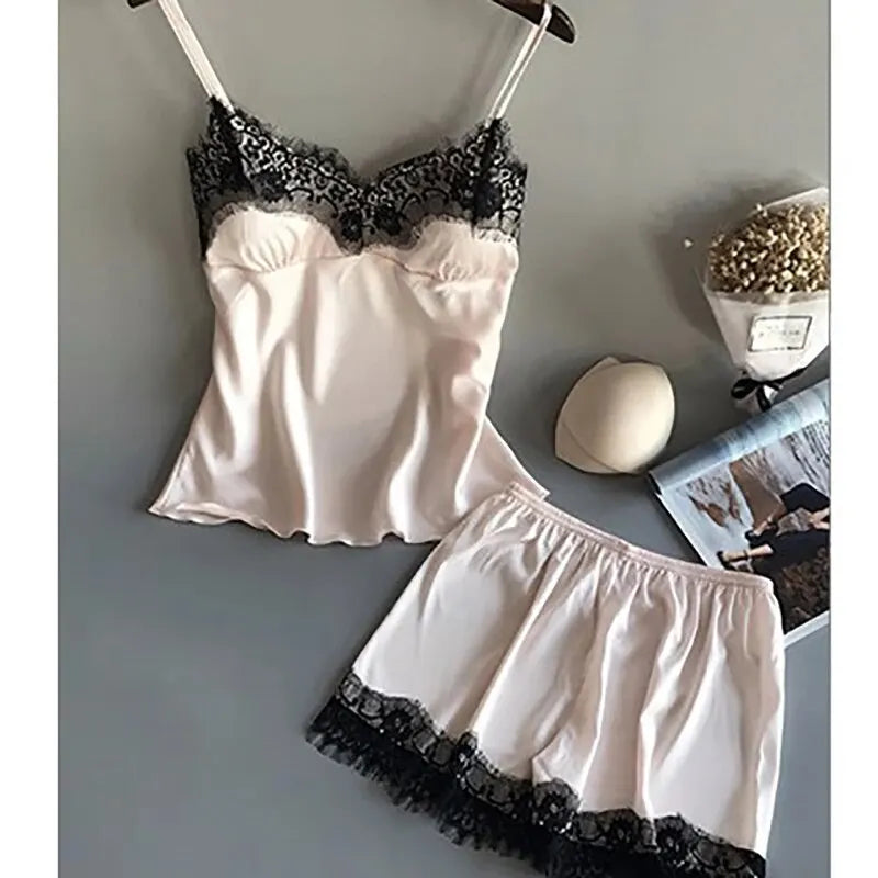 Satin Pyjamasæt til Kvinder – Top med Stropper og Korte Shorts med Blonde