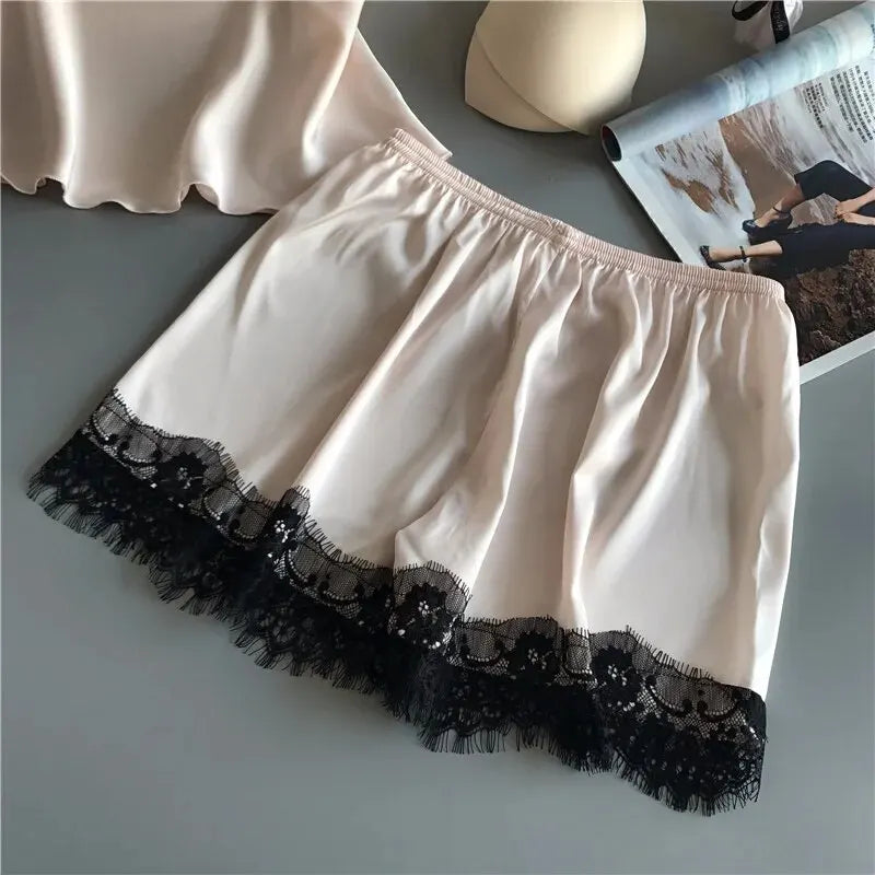 Satin Pyjamasæt til Kvinder – Top med Stropper og Korte Shorts med Blonde