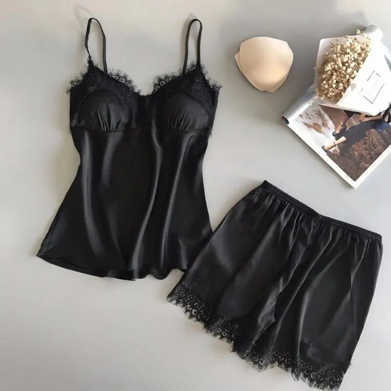 Satin Pyjamasæt til Kvinder – Top med Stropper og Korte Shorts med Blonde