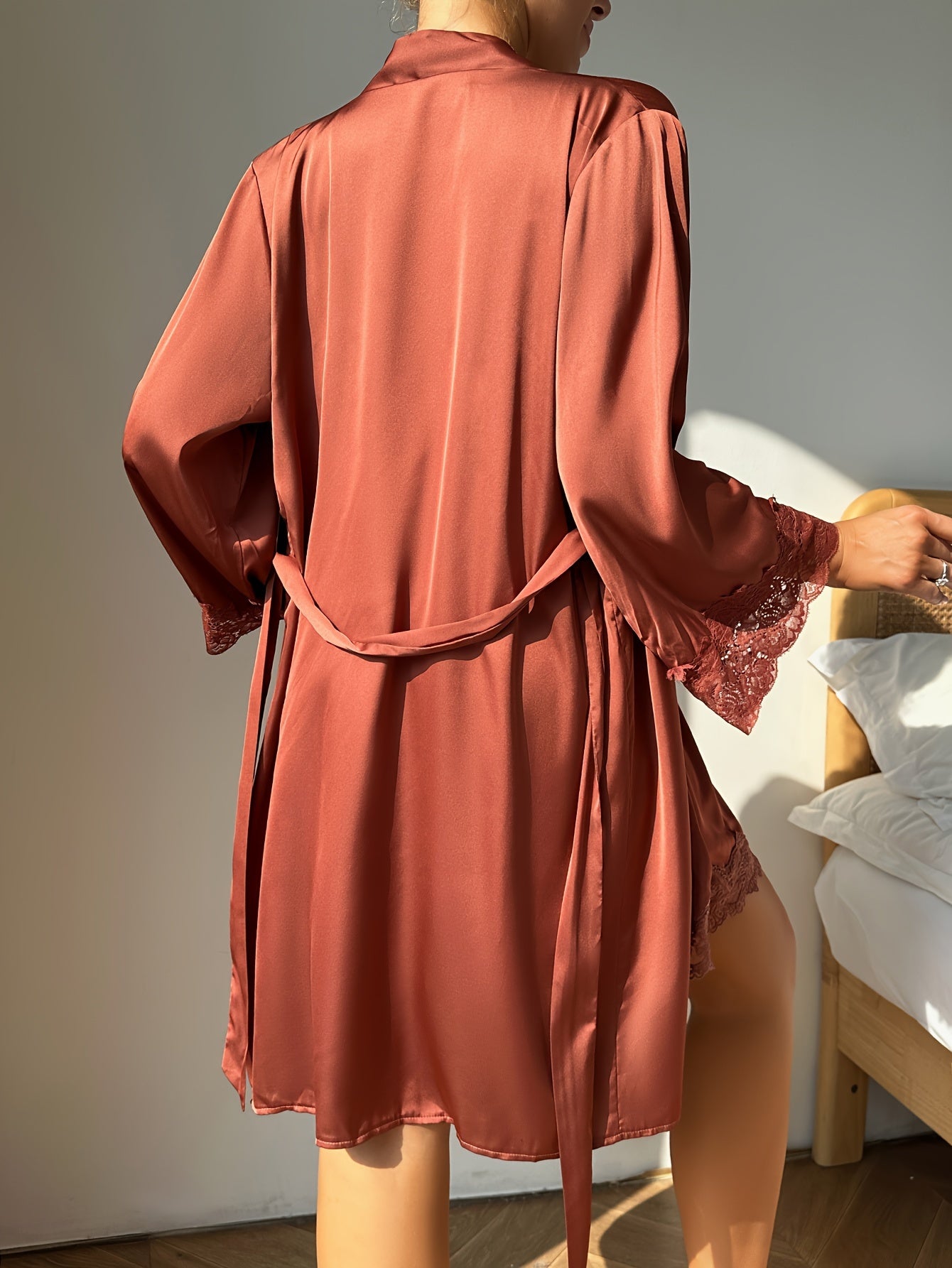 Satin Natkjole med Blonde og Kimono – Elegant Nattøj til Kvinder