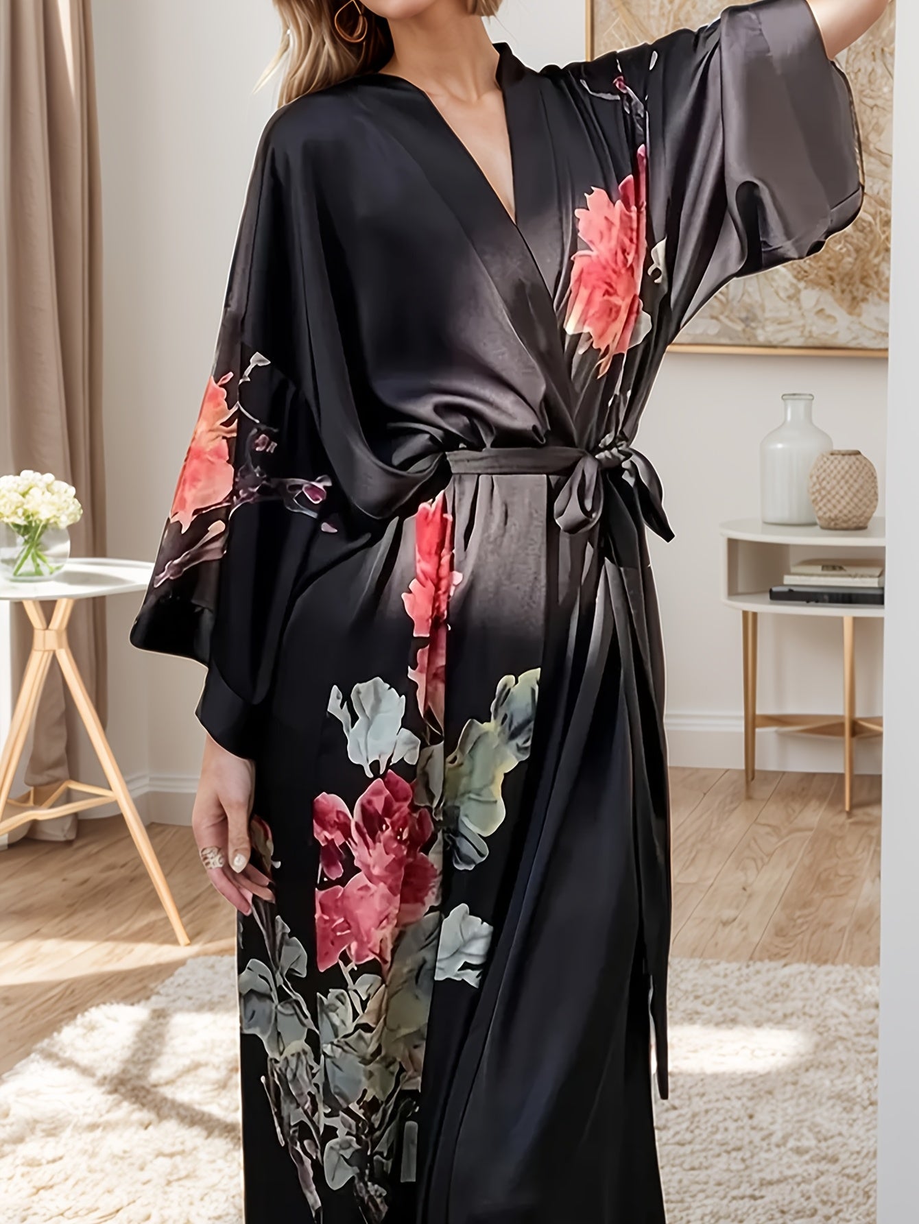Lang Kimono Badekåbe i Satin – Blomsterprint & Flydende Pasform