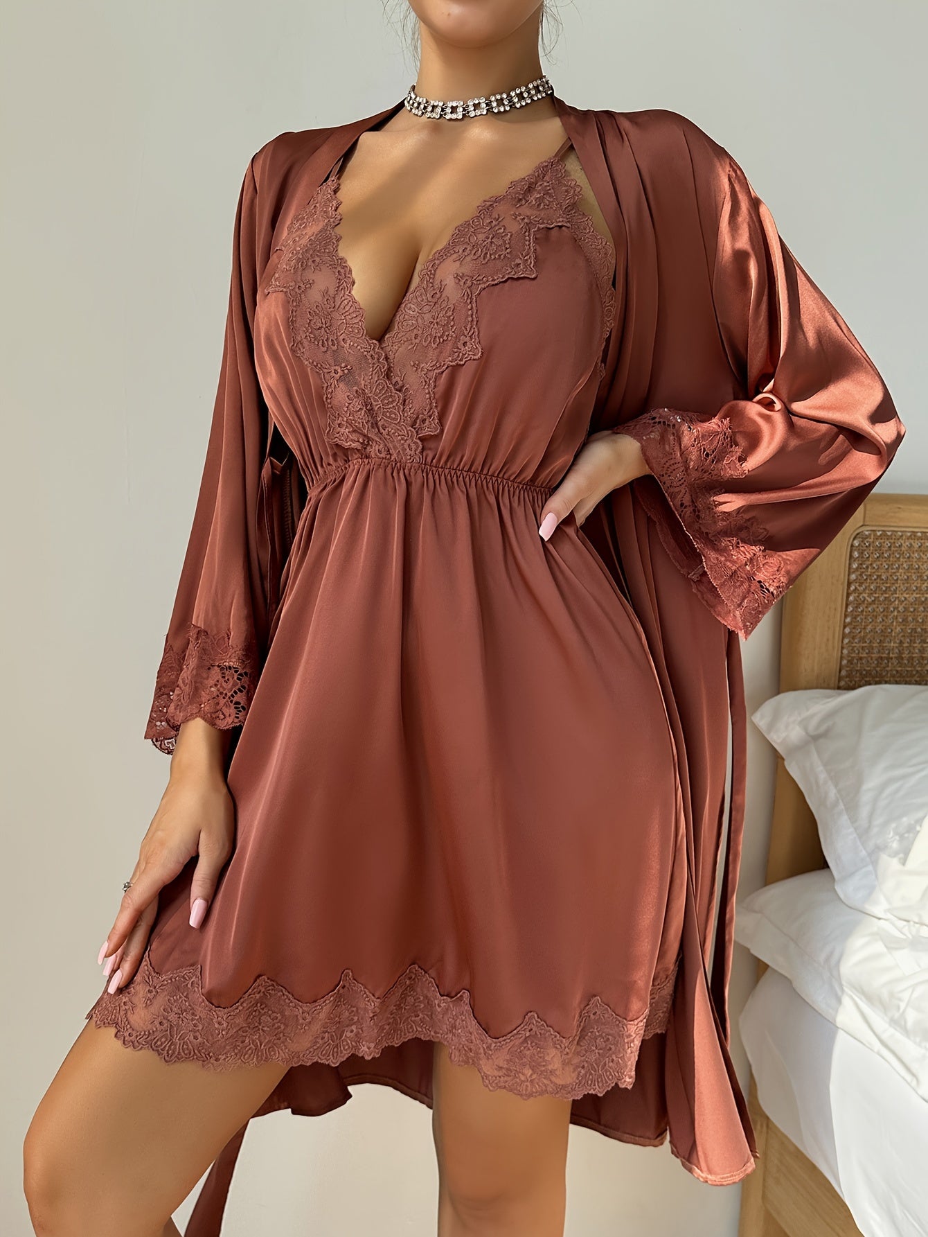 Satin Natkjole med Blonde og Kimono – Elegant Nattøj til Kvinder