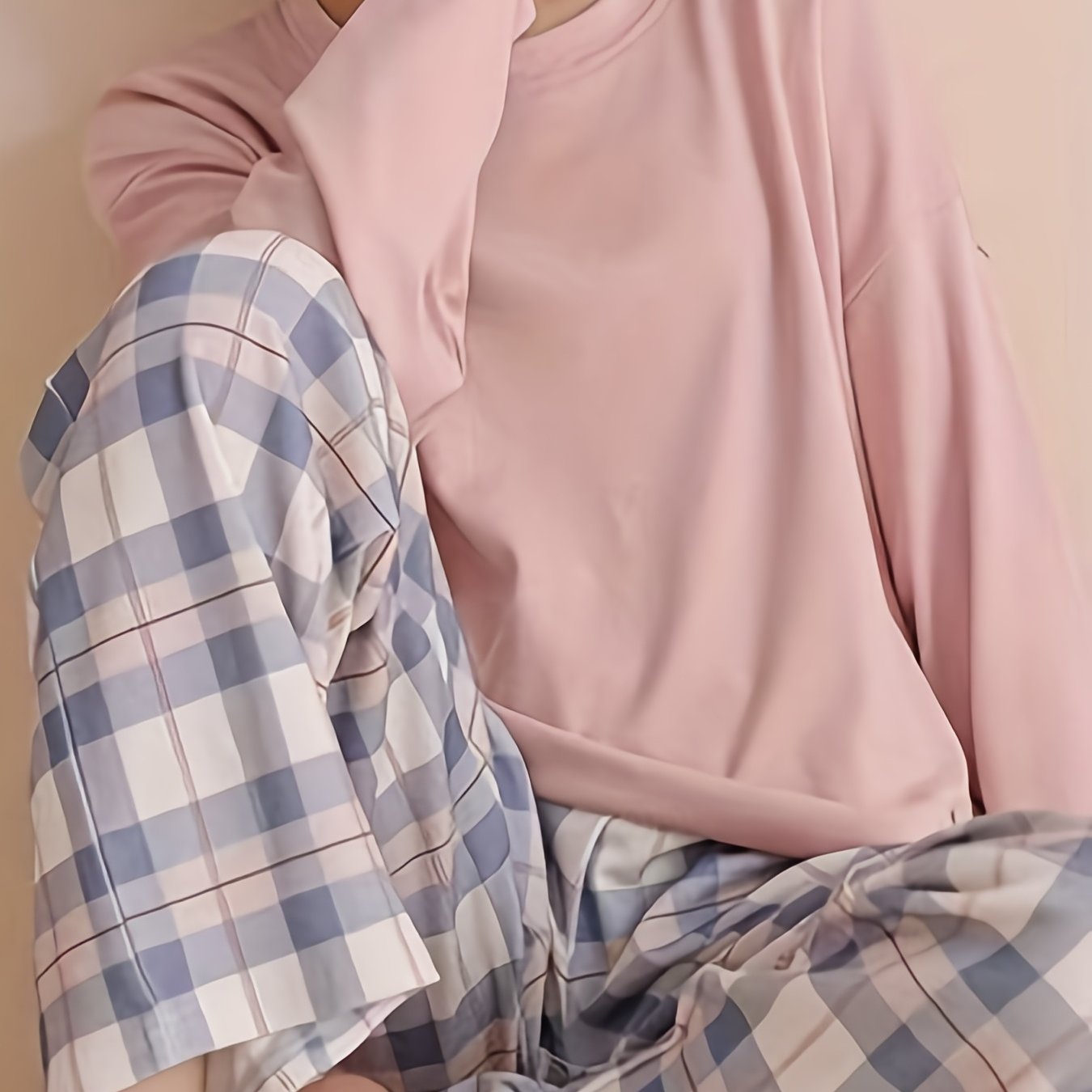 Lang pyjamas med tern – Åndbart nattøj til hyggeaftener