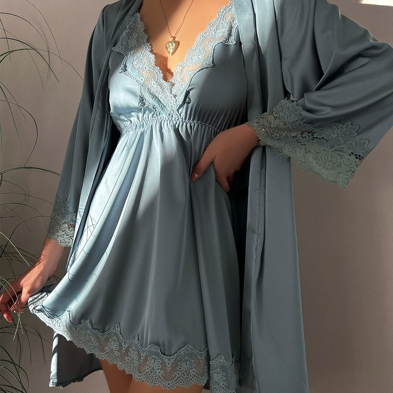 Satin Natkjole med Blonde og Kimono – Elegant Nattøj til Kvinder