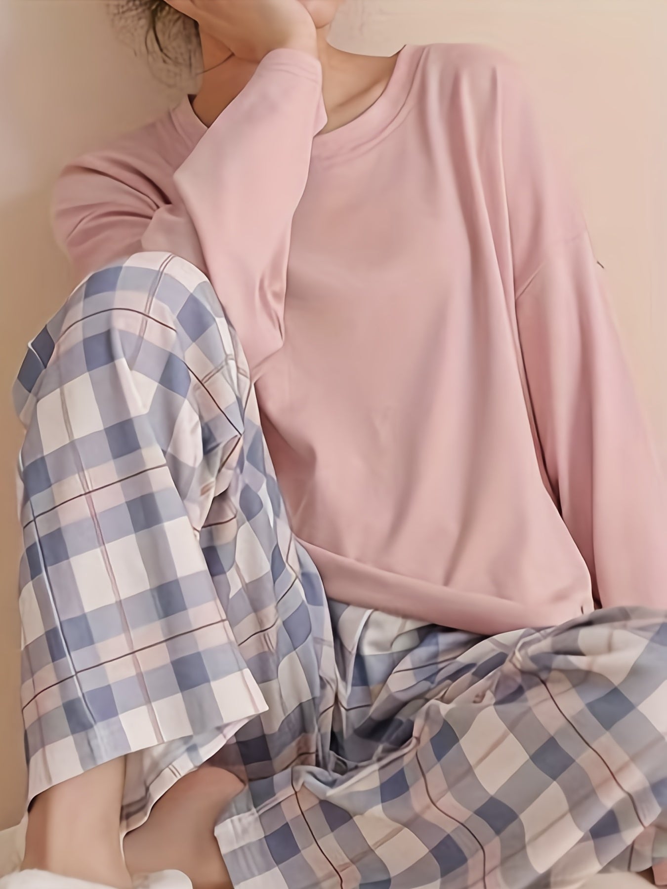 Lang pyjamas med tern – Åndbart nattøj til hyggeaftener