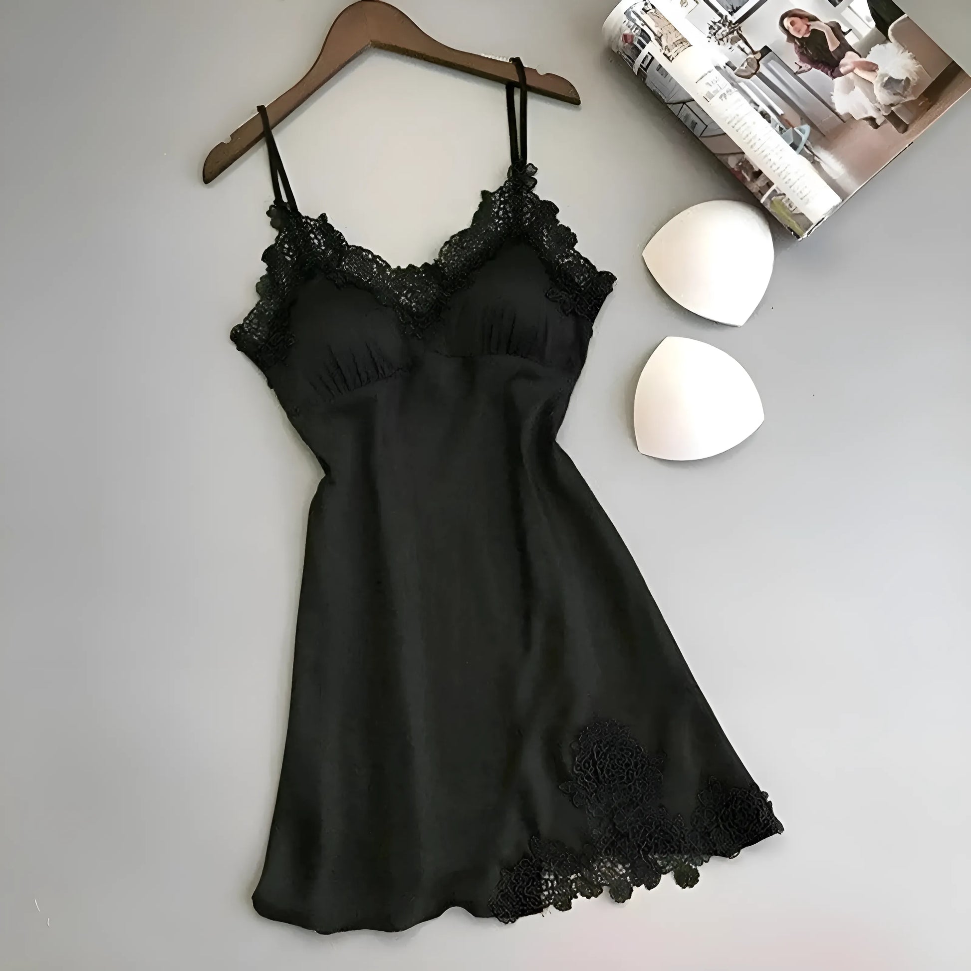 Satin natkjole med vattering og blonder – luksus pyjamas til kvinder