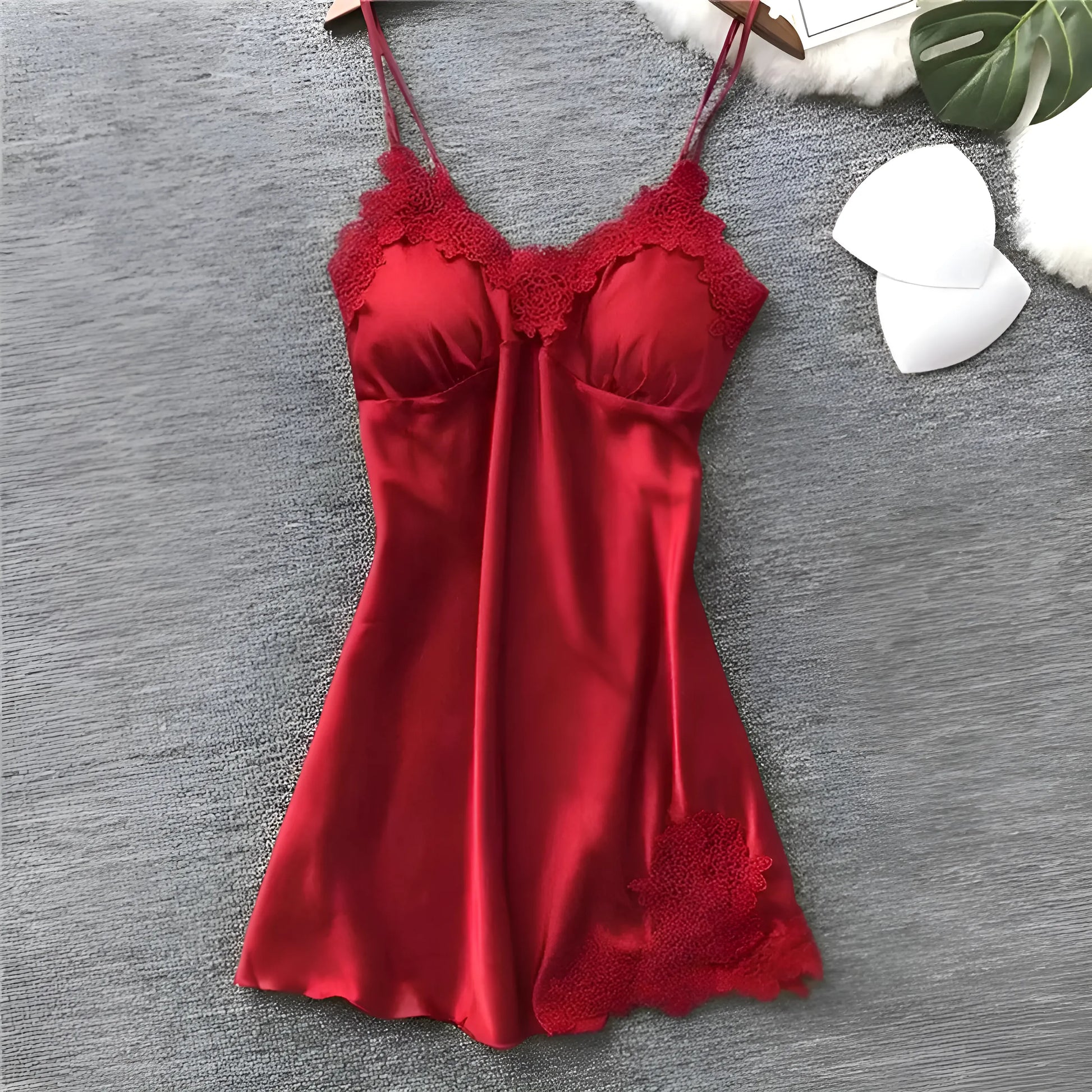 Satin natkjole med vattering og blonder – luksus pyjamas til kvinder