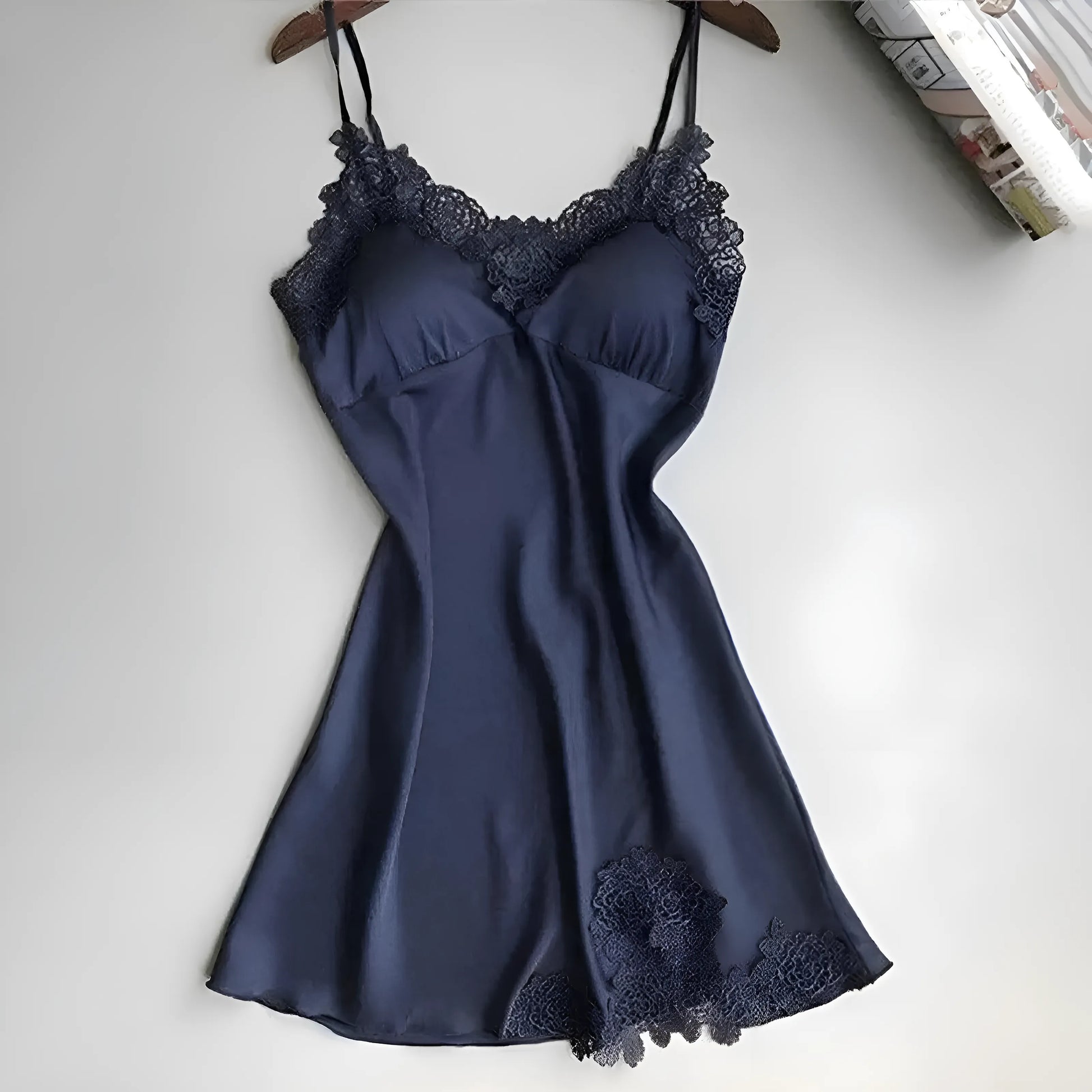 Satin natkjole med vattering og blonder – luksus pyjamas til kvinder