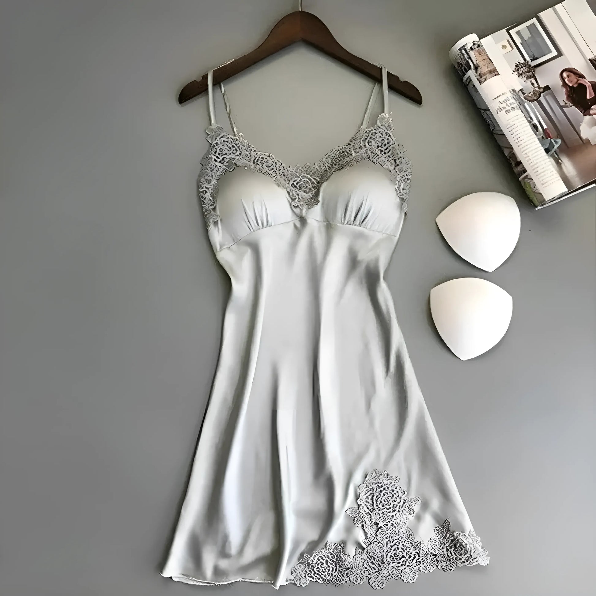 Satin natkjole med vattering og blonder – luksus pyjamas til kvinder
